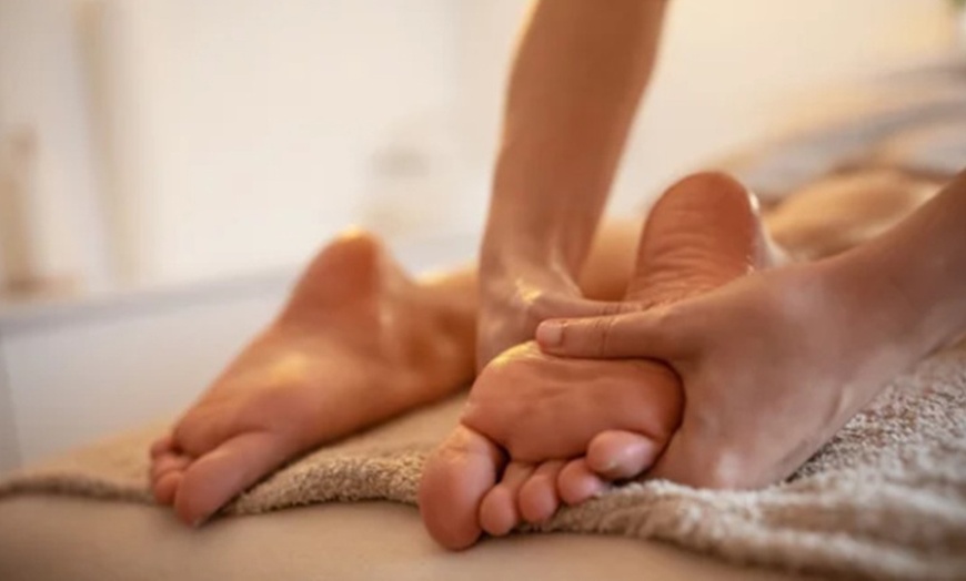 Image 3: Masaje relajante en pareja de 45 minutos o 1 hora con té de cortesía