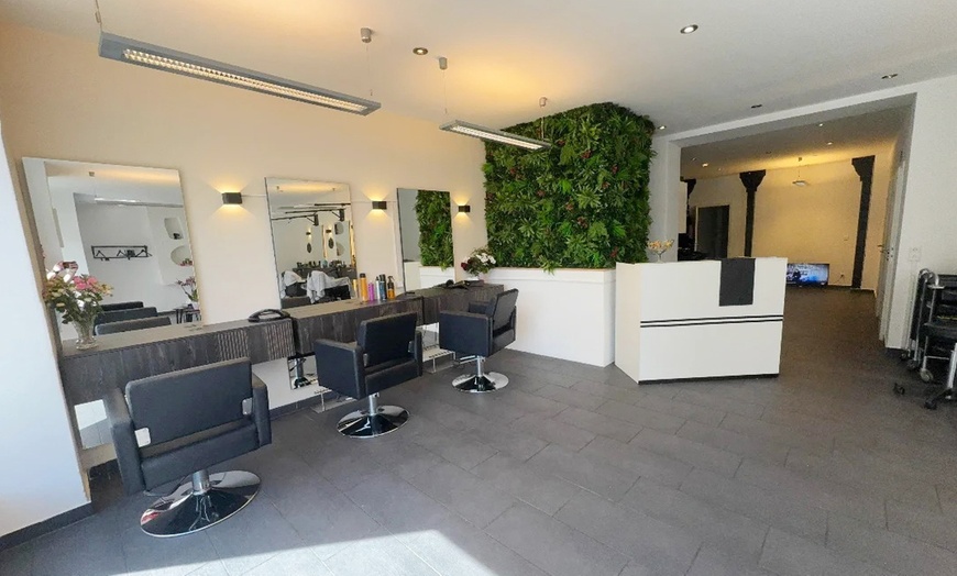 Image 2: Damen-Haarschnitt mit Waschen & Föhnen opt. mit Ansatzfarbe & Haarkur