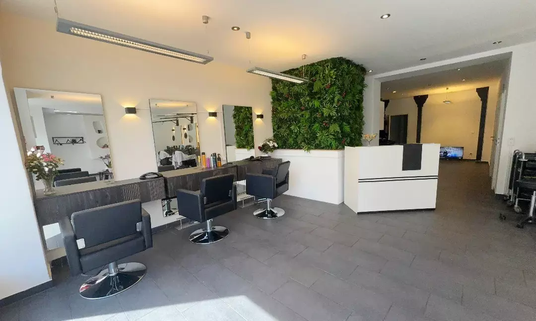 Damen-Haarschnitt mit Waschen & Föhnen opt. mit Ansatzfarbe & Haarkur