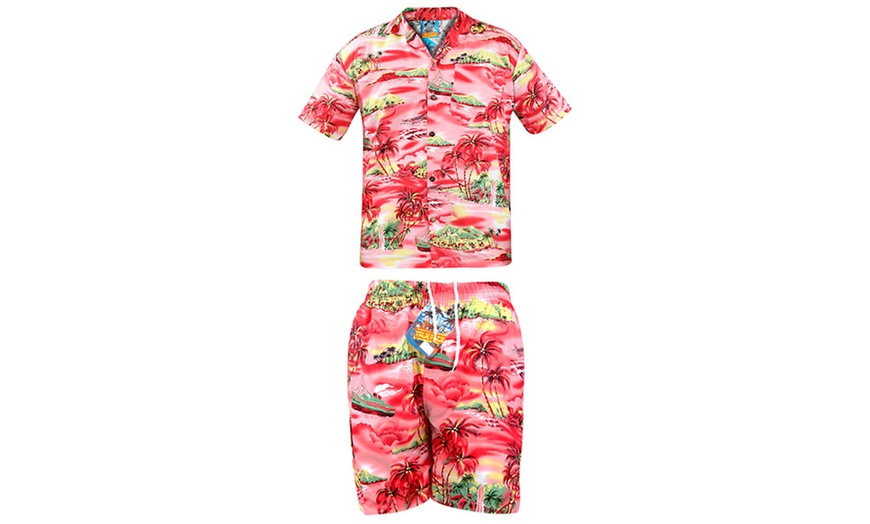 Image 16: Hawaiian Shirts and Shorts