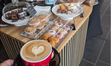 Für 1 Person: Großer Matcha oder Heißgetränk nach Wahl & Stück Kuchen - LaRoc Café Bonn