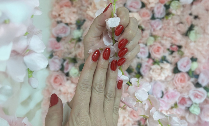 Image 3: Manicura, pedicura o primera puesta de uñas de gel o acrílico y diseño