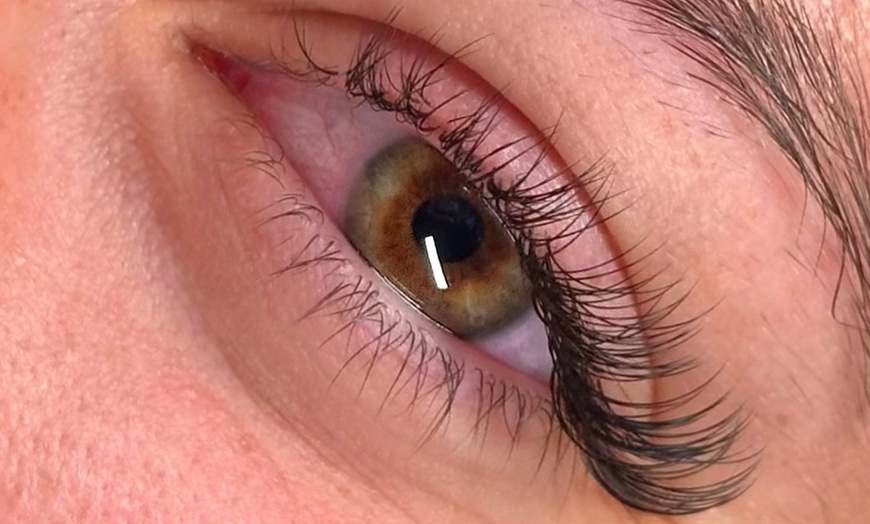 Image 4:  Sublimez le regard avec des extensions de cils sur-mesure

