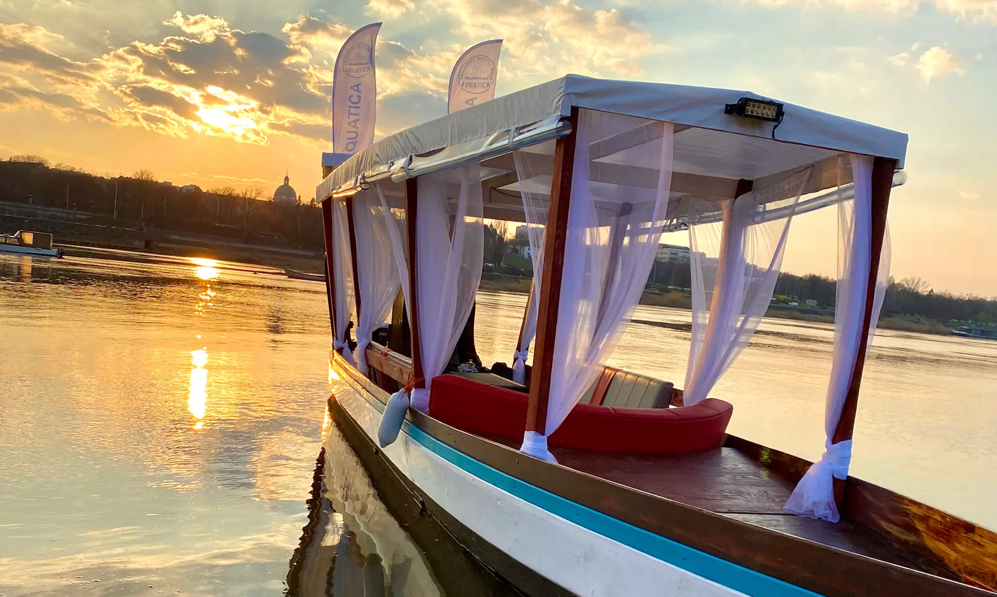 Rejsy po Wiśle – grupowe dla 2 lub 4 osób albo czarter łodzi