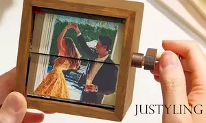 1 oder 2 personalisierbare Handkurbel-Fotorahmen aus Holz von Justyling (bis zu 83% sparen)