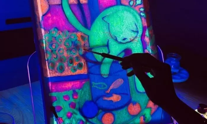 Taller de pintura de neón en lienzo para 1 o 2 personas con bebida o copa de vino y cheesecake de sabores a elegir - Primary Image