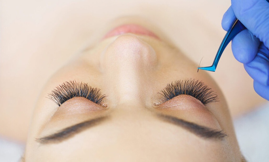 Image 2: Lifting y tinte de pestañas, diseño y depilación de cejas o laminado