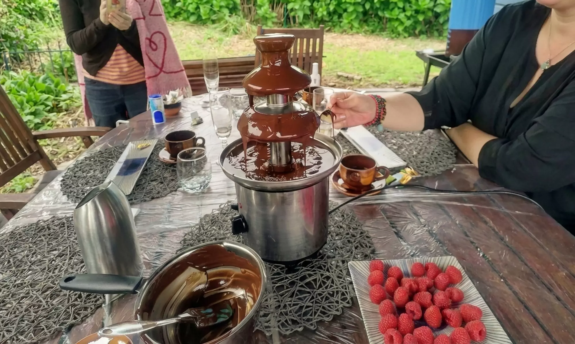 Cata de chocolates al aire libre con cava y juegos para 1 o 2 personas