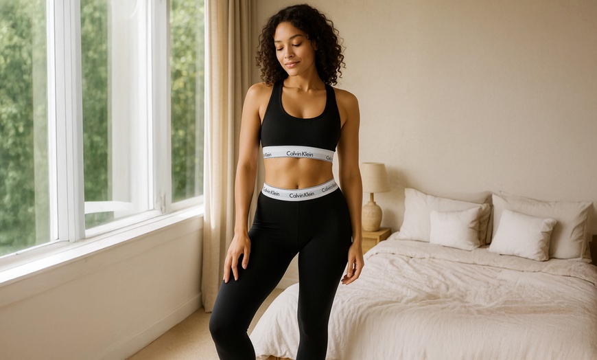 Image 1: Set con reggiseno e leggings Calvin Klein