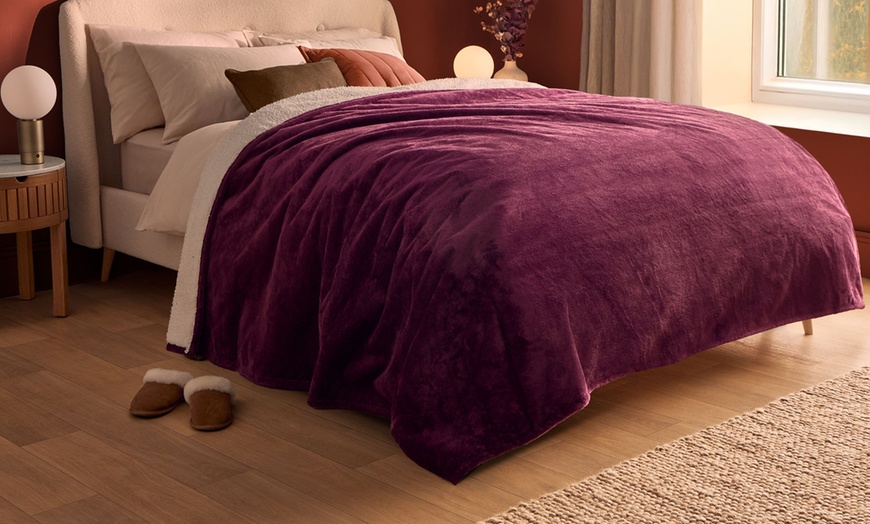 Image 8: Silentnight Heat Genie Self-Heating Blanket