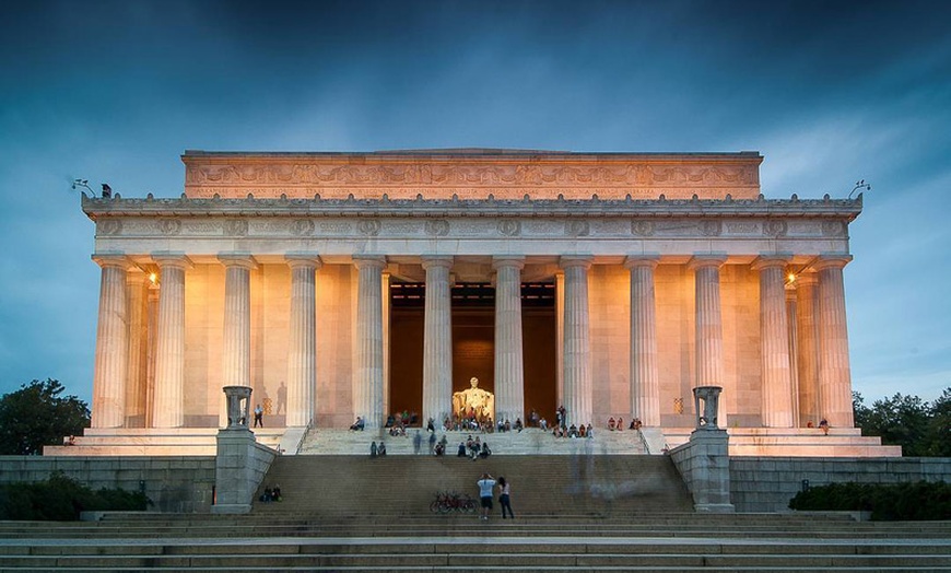 Image 2: Experience Washington DC's Holiday Magic on a Walking Tour w Hot Cocoa