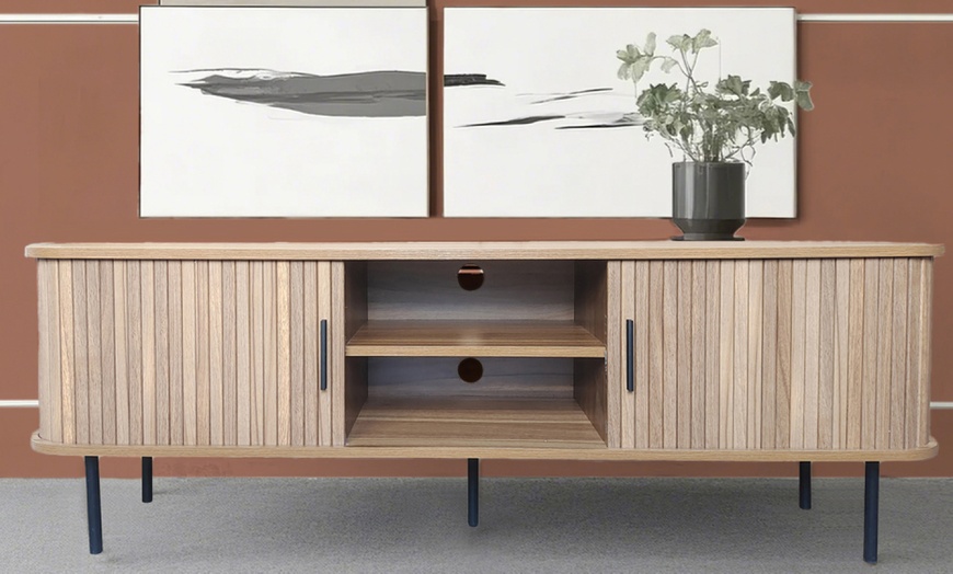 Image 1: Meuble TV "Ambon" en bois cannelé avec portes coulissantes 140 cm