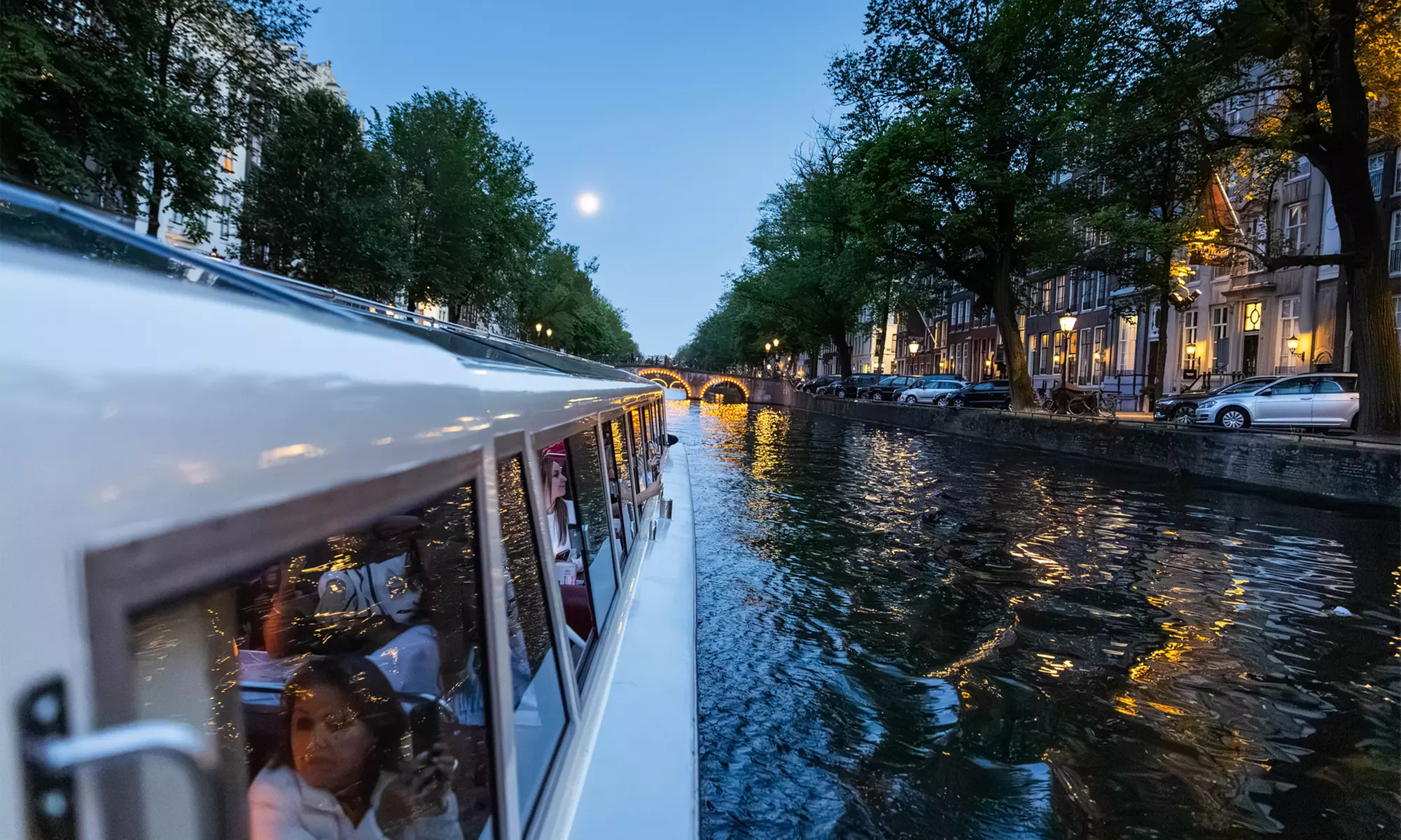 Grachten vol lichtjes en legendes: een avondcruise door Amsterdam