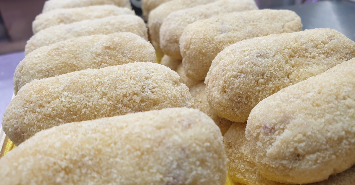 Croquetas para llevar en el Mercado de Santa María de la Cabeza, Madrid