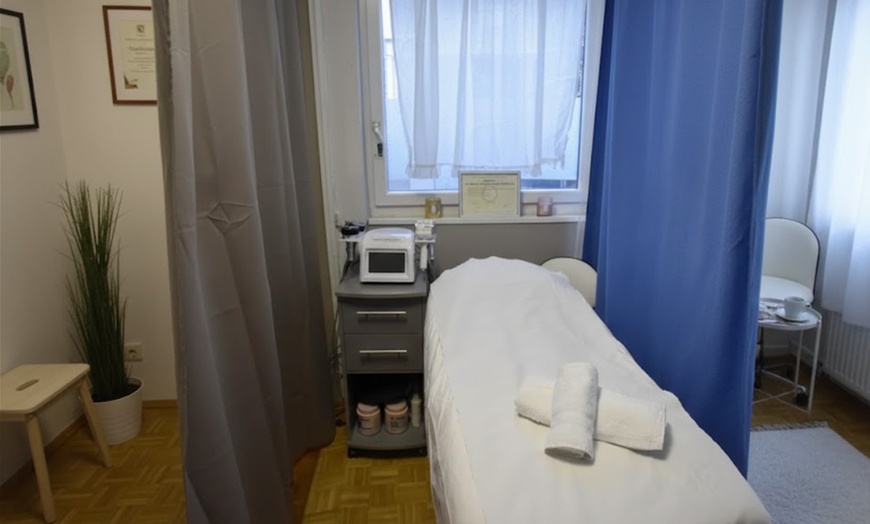 Image 2: Peeling visage au carbone : resserre les pores et illumine le teint