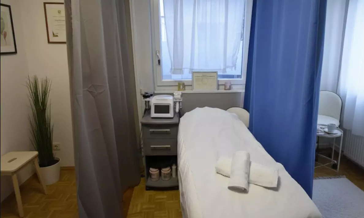 Peeling visage au carbone : resserre les pores et illumine le teint