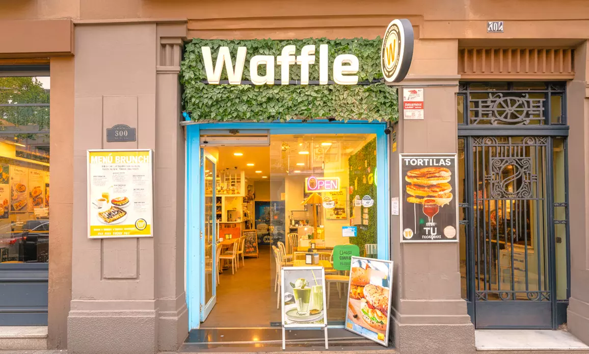 Brunch con platos salados, dulces, bebidas y mimosa clásica