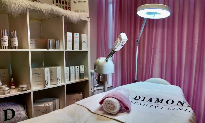 Image 1: Geef je huid een boost: gezichtsbehandeling of microneedling 