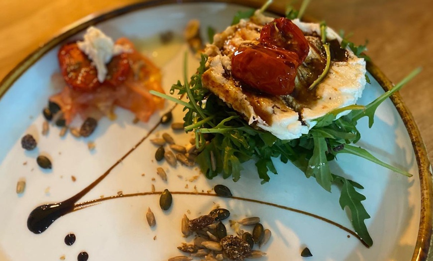 Image 10: Brunch para dos con variedad de platos salados, dulces y bebidas
