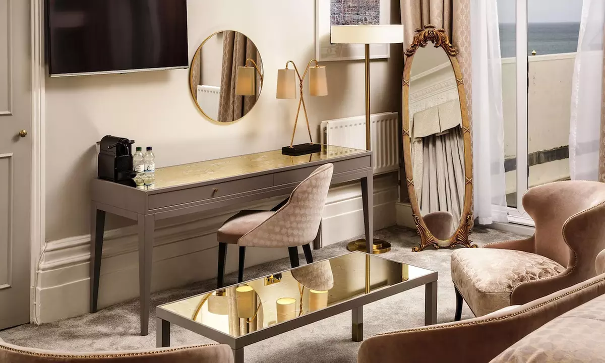 Brighton: Seafront Stay for 2 with Breakfast, Welcome Drink & Dinner