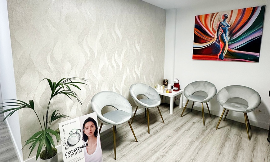 Image 5: 1 o 2 sesiones de exosomas con dermapen en rostro completo