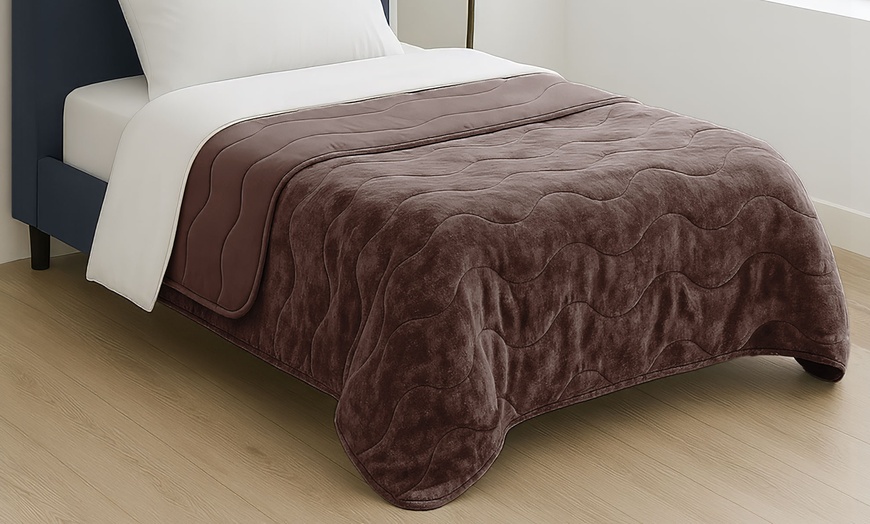 Image 7: Premium Winter Quilt: Soft, Hypoallergenic and Luxurious Comfort