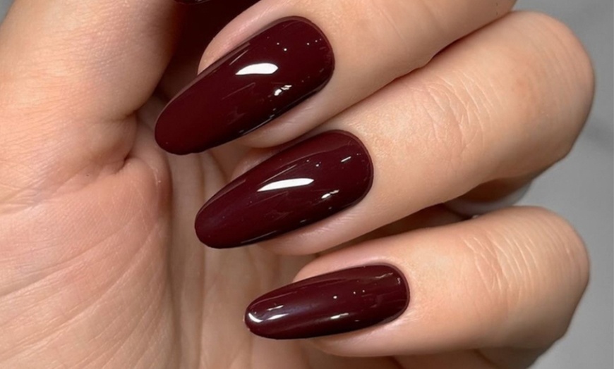 Image 5: Beauté des ongles : vernis semi-permanent ou pose de gel