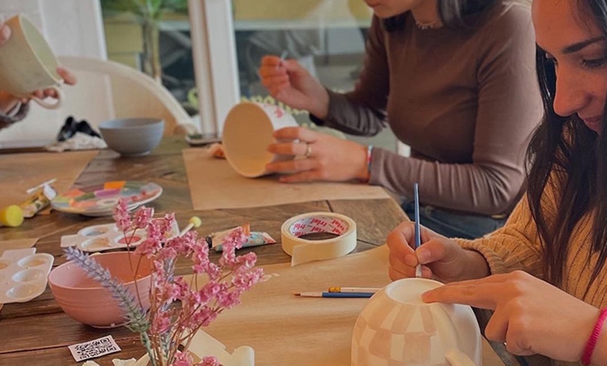 Image 3: Taller de pintar tu taza-beach club Playa Santa con bebida para 1 o 2