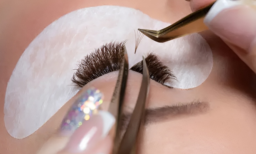 Image 2: Stralende wimpers en strakke wenkbrauwen: jouw beauty-upgrade wacht