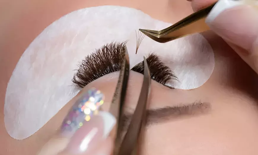 Image 2: Stralende wimpers en strakke wenkbrauwen: jouw beauty-upgrade wacht