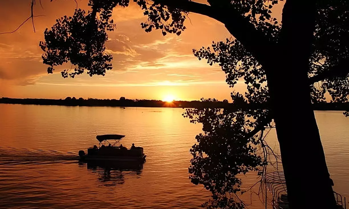 Enjoy a 2 or 4-Hr Pontoon Boat Rental for Up to 10(Mon-Fri)/ (Fri-Sun)