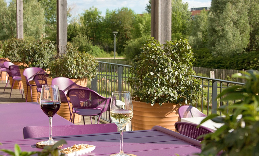 Image 2: Lyon : chambre double Supérieure 4* avec petit-déjeuner et dîner