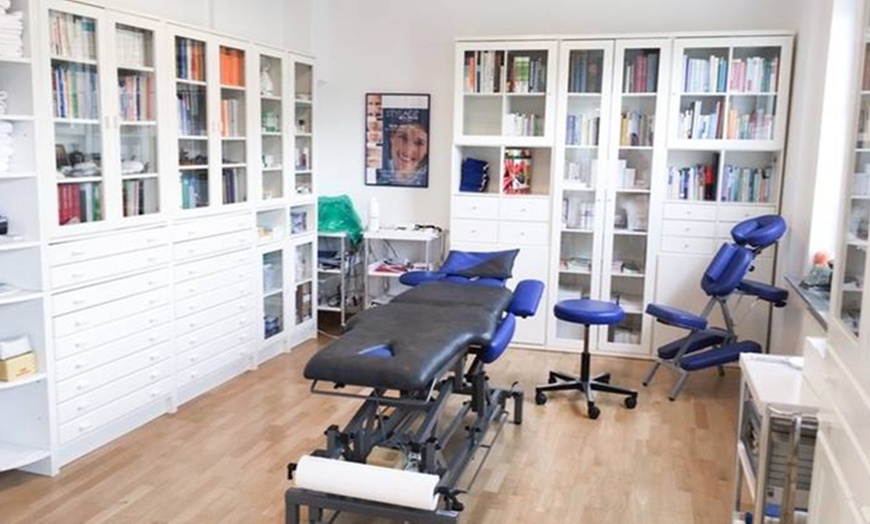 Image 2: Faltenbehandlung mit 0,5-1 ml Hyaluronsäure an 1 Zone nach Wahl