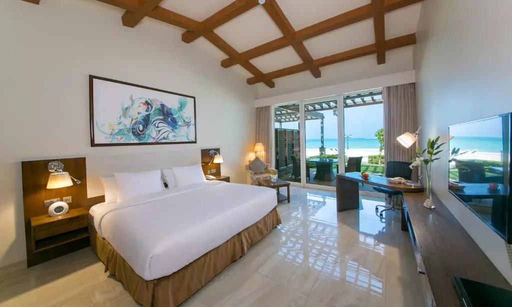 Abu Dhabi: One Night Stay with Breakfast and Dinner