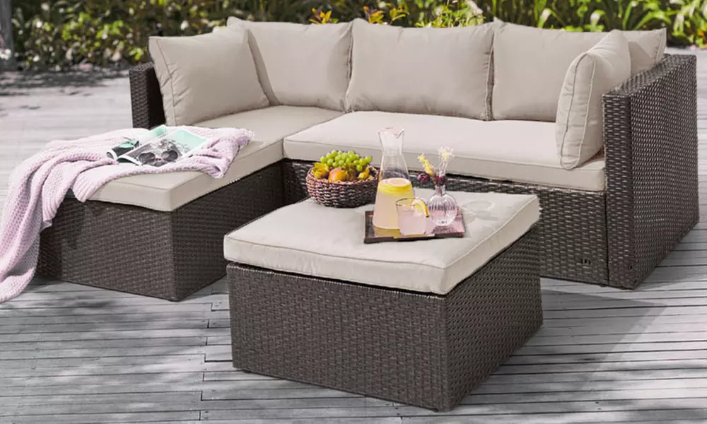 Set Salotto da Esterno 5 posti Shally Dogan in Polyrattan con Pouf e Morbidissimi Cuscini, disponibile in Tre Colori - Primary Image