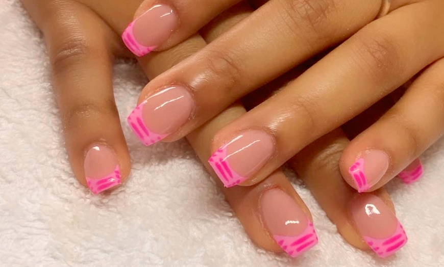 Image 7: Vernis semi-permanent sur mains et/ou pieds, option beauté des mains 