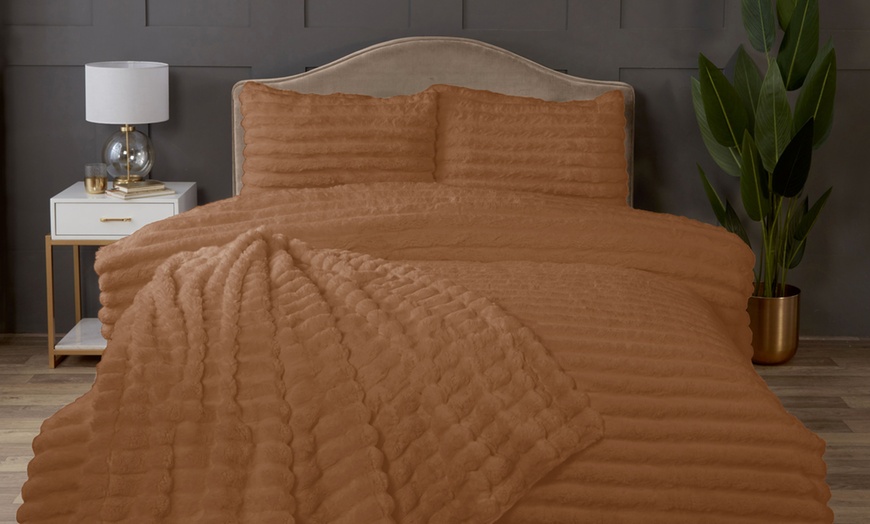 Image 6: Faux Rabbit Fur Duvet Set