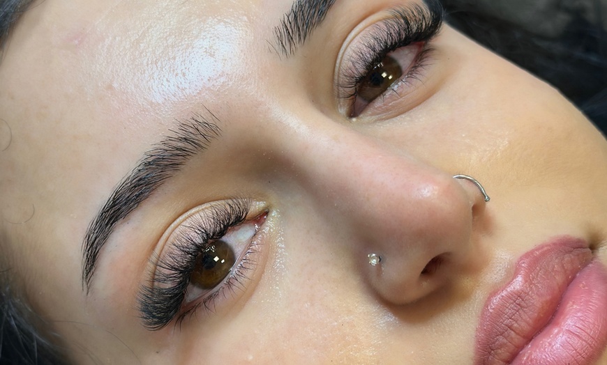 Image 4: Wimpernverlängerung in der 1:1- oder Volumentechnik für 1 Person