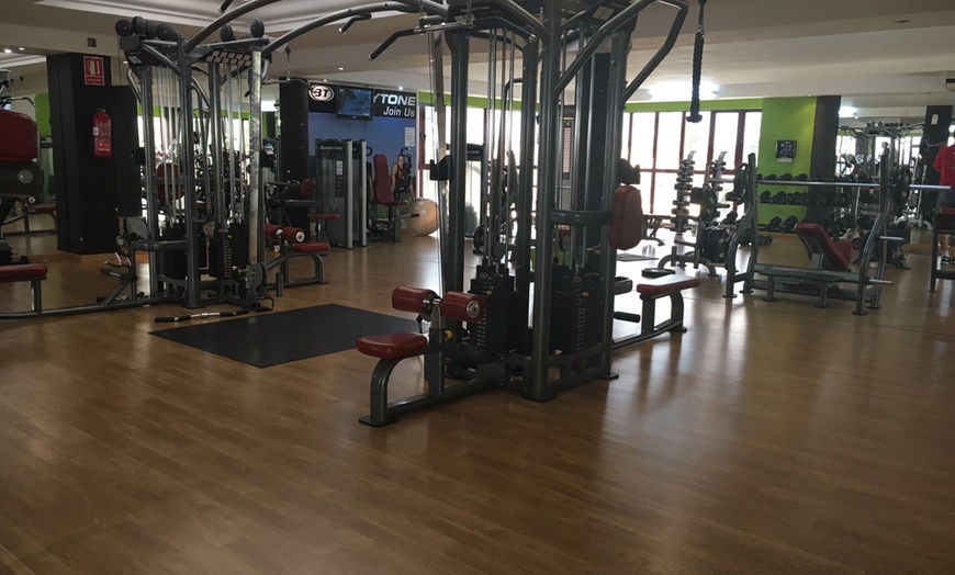 Image 3: Gimnasio ilimitado y clases dirigidas