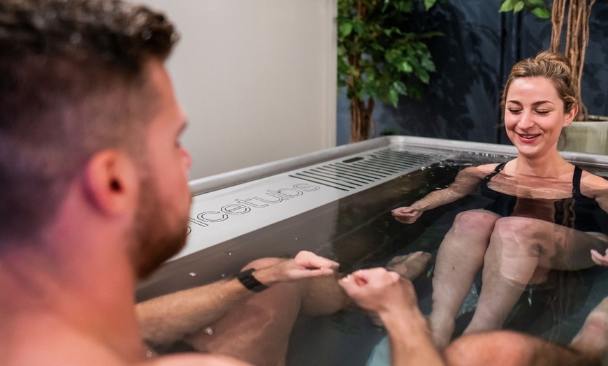 Image 1: Energieke ijsbad ervaring met ademcoaching: solo- of duo-sessie