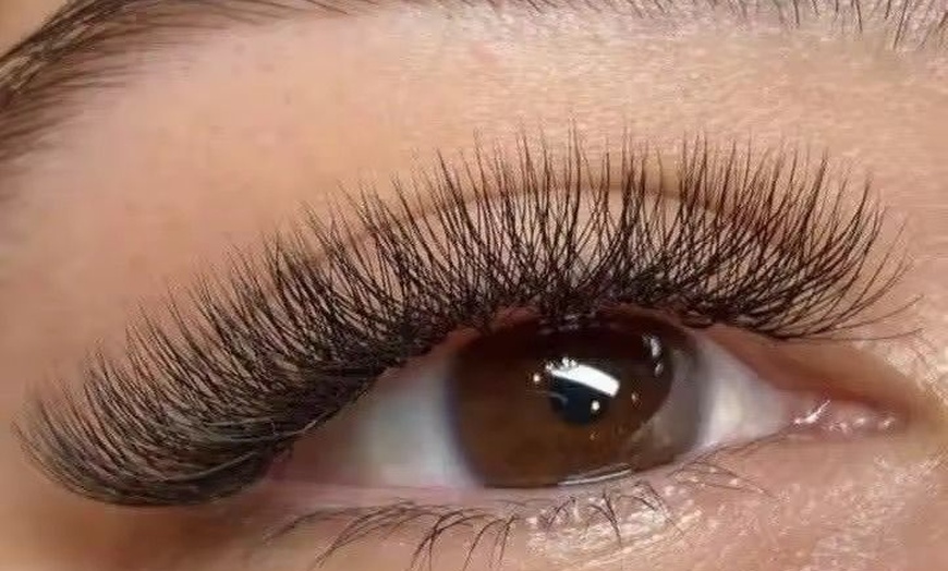 Image 2: Light-Volumen oder Full-Volumen-Wimpernverlängerung für 1 Person