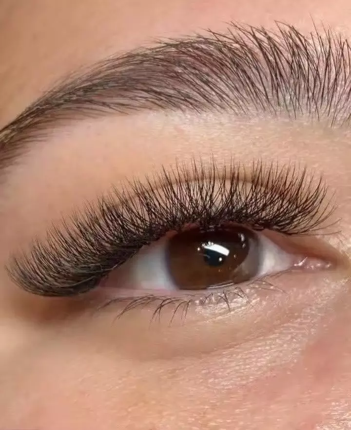 Light-Volumen oder Full-Volumen-Wimpernverlängerung für 1 Person