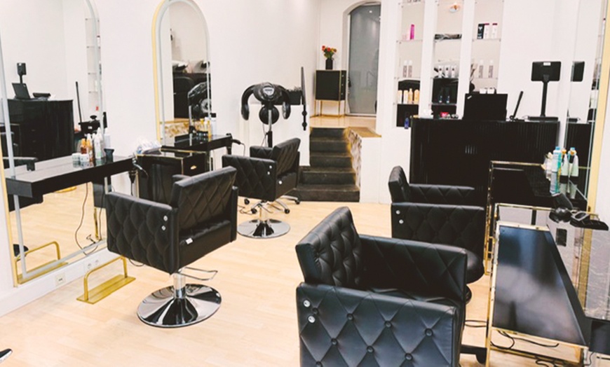 Image 2: Waschen, Schneiden & Haarkur für alle Haarlängen, opt. mit Ansatzfarbe