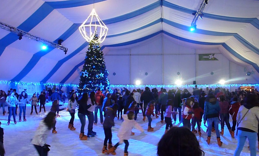 Image 2: Pista de hielo con patines para 1 o 2 personas durante 1 hora 