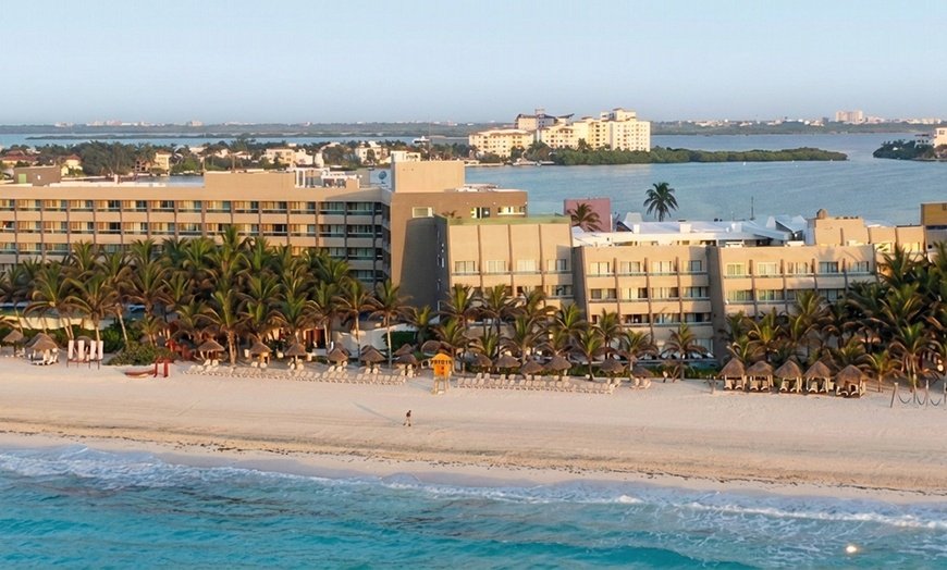 Image 23: ✈ All-Incl. Paradise: 4 Nights at Flamingo Beach Resort Cancún