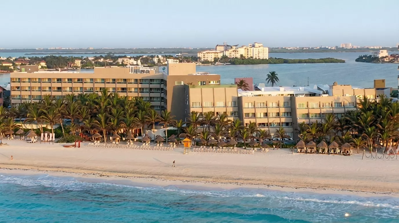 ✈ All-Incl. Paradise: 4 Nights at Flamingo Beach Resort Cancún