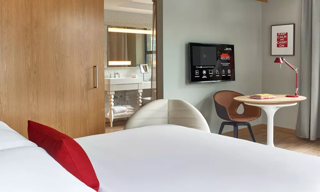 Modern rooms, rooftop lounge & easy access to Chicago’s attractions