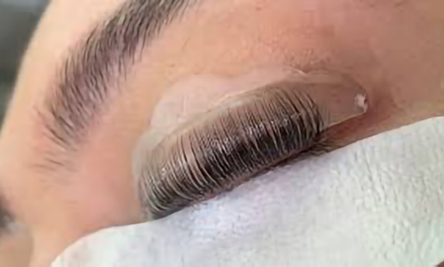Image 5: Lifting y tinte de pestañas y/o laminado y depilación de cejas 