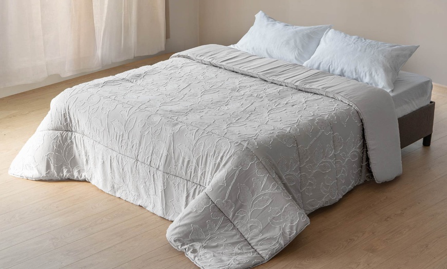 Image 5: Edredón de invierno para cama doble con diseño de flores