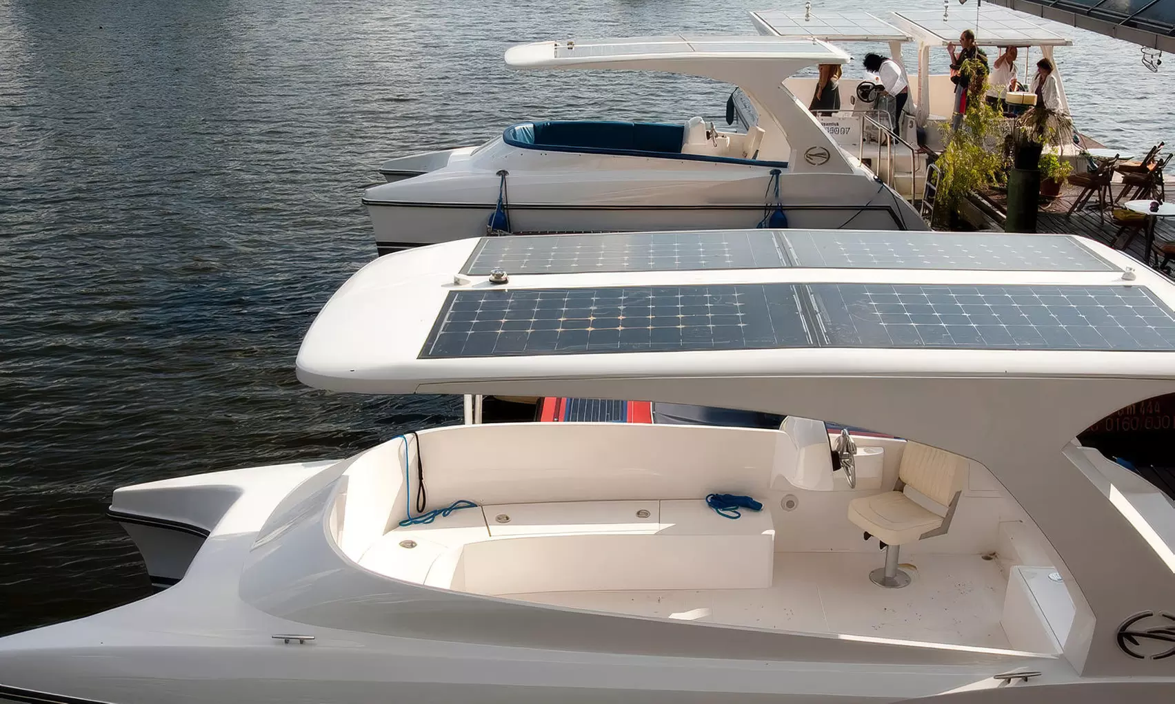 Sichere dir einen entspannten Bootausflug: 1 - 4 Stunden Solarboot mieten für bis zu 8 Personen (bis 20% sparen) - Second Medium